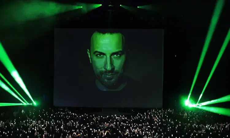 Megastar Tarkan Avrupa turnesinde büyülüyor Tarkan, geçtiğimiz yaza damga vuran “Kuantum 51” albümünün ardından Avrupa’daki