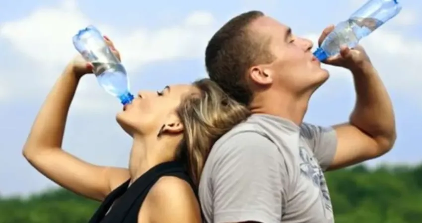 Özellikle yaz aylarında yeterli su tüketimine özen gösterilmesi gerektiğini belirten