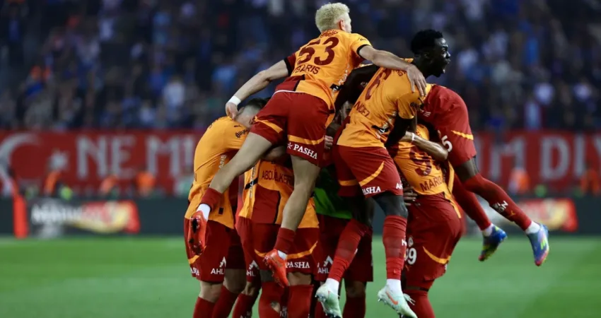 Galatasaray’dan üst üste 7. galibiyetini aldı Galatasaray, Trabzonspor müsabakasıyla üst üste 7. resmi maçından galip ayrıldı.