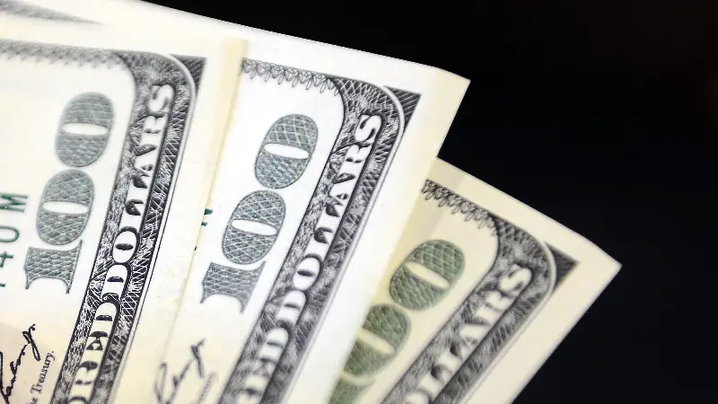 Dolar 39,7270 liradan, euro ise 45,7850 liradan güne başladı.