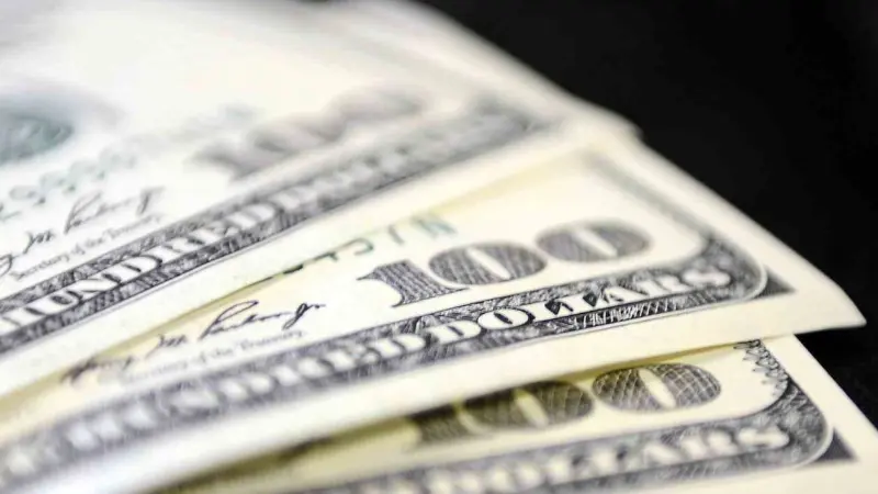 25 Haziran Çarşamba serbest piyasada döviz fiyatları Dolar 39,6250 liradan, euro ise 46,0830 liradan güne başladı.