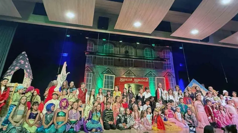 5 yaşından 12 yaşına kadar 63 çocuk aynı anda sahneye çıktı Muğla’nın Bodrum ilçesinde sahnelenen "Masallar Mahkemesi" adlı tiyatro oyunu, Türkiye
