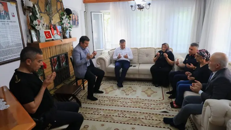 Vali Akbıyık’tan Şehit Babasına Taziye Ziyareti Muğla Valisi Dr. İdris Akbıyık, kısa süre önce hayatını kaybeden