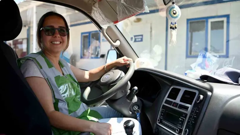 Alo Çöp Taksi direksiyonuna geçip, dar sokaklarda temizlik yapıyor Kuşadası Belediyesi Temizlik İşleri Müdürlüğü’nde şoför olarak görev yapan Gamze