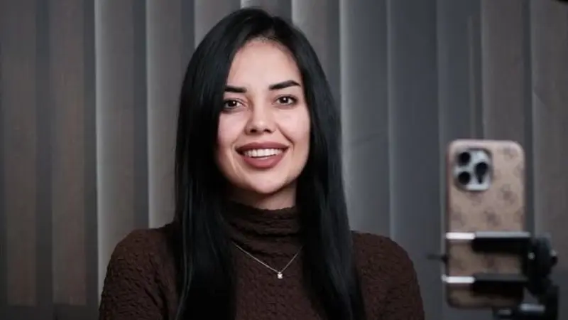 Arkadaşlarını uğurlamak isterken 5. kattan düşen kadın hayatını kaybetti Denizli’nin Merkezefendi ilçesinde yaşadığı 5’inci kattaki dairenin balkonundan zemine düşen,