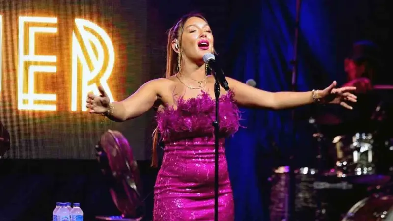 Azka’da Cerem Rüzgarı: Güçlü sesi ve şıklığıyla büyüledi Türk müziğinin sevilen genç seslerinden Cerem Onurluer, Kurban Bayramı’nın son