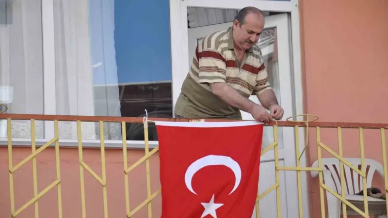 Bayrak Asan Dayı’nın mutlu günü Türkiye’nin ’Bayrak Asan Dayı’ olarak tanıdığı internet fenomeni Salih Tahtalıoğlu,