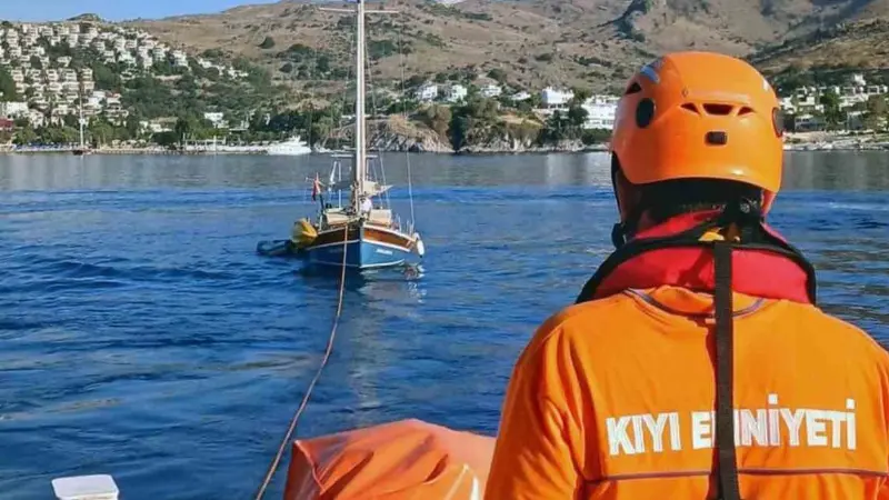Bodrum’da arızalanan ve içinde 2 kişi bulunan tekne KIYEM ekiplerince kurtarıldı Muğla’nın Bodrum ilçesi Karaincir Koyu önlerinde makine arızası nedeniyle sürüklenen