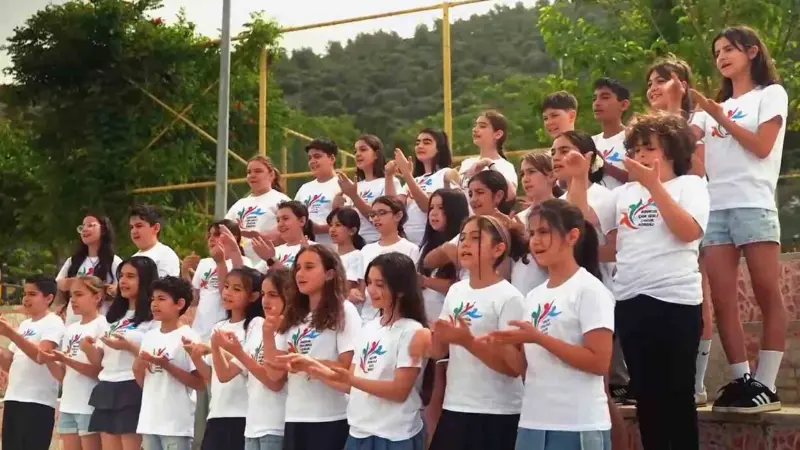 Bodrumlu çocuklardan anlamlı mesaj: Bırak tableti telefonu, hayatı kaçırma Bodrum İlçe Milli Eğitim Müdürlüğü bünyesinde çalışmalarını sürdüren Bodrum Çoksesli