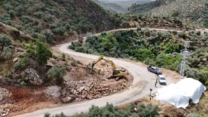 Muğla Büyükşehir Belediyesi, Milas'ın Karahayıt Mahallesi'nde yol güvenliğini artırmak amacıyla