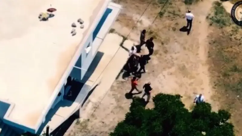 Çocuğun cinsel istismarı suçundan aranan şahsa film gibi operasyon Aydın’ın Efeler ilçesinde hakkında çocuğun cinsel istismarı ve şantaj suçundan