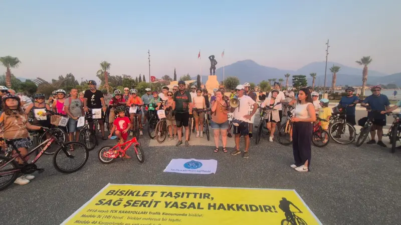 Fethiye’de Pedallar Sessiz Çevrildi Fethiye’de hayatını kaybeden bisikletliler anısına düzenlenen Sessiz Sürüş etkinliğinde katılımcılar