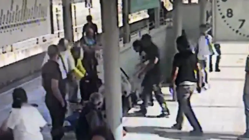 İzmir’in Menderes ilçesinde şehir içi banliyö treni İZBAN’da sigara içen