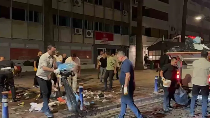 İzmir Büyükşehir Belediyesi'ndeki grev nedeniyle şehirde biriken çöpler üzerine Başkan