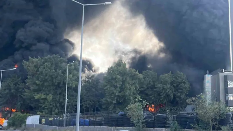 İzmir’de fabrika yangını: Müdahele sürüyor İzmir’in Konak ilçesinde bir plastik fabrikasında yangın çıktı. Yangın sırasında