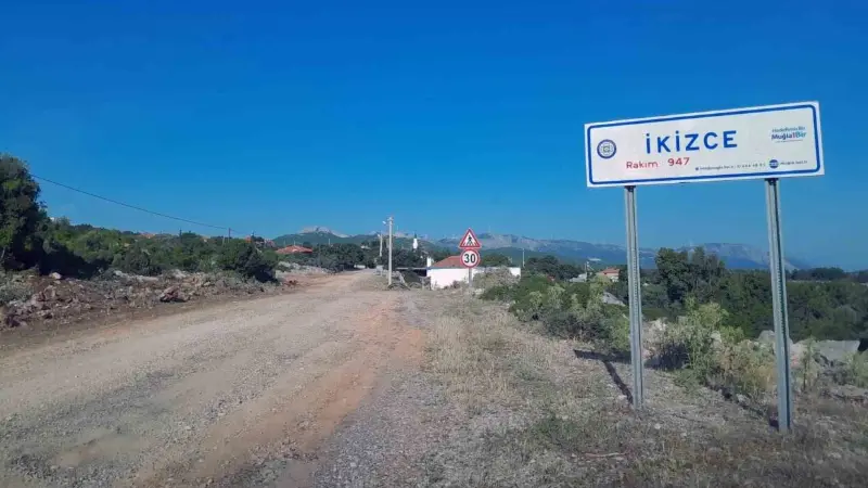 Kozağaç yol ayrımı İkizce arası asfaltı yenileniyor Menteşe Belediyesi kırsal mahallelerdeki yol bakım ve tadilat çalışmalarını sürdürüyor.