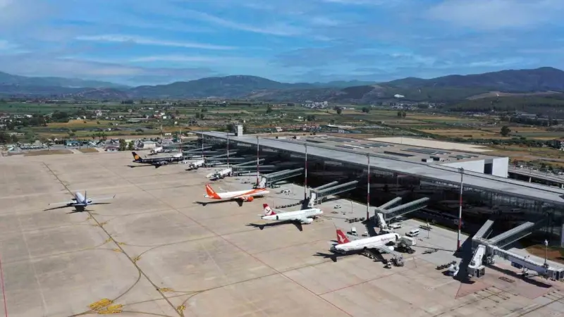 Milas-Bodrum Havalimanında 5 ayda 918 bin yolcuya hizmet verdi Devlet Hava Meydanları İşletmesinden yapılan açıklamada, Milas-Bodrum havalimanı 2025 yılının