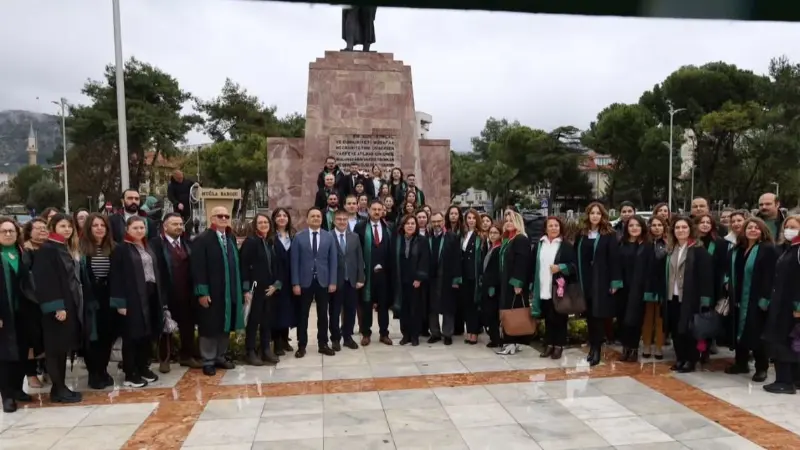 Muğla Dahil 80 Barodan Ortak Tepki: “Hukuksuzluğun Karşısında Manisa Barosu’nun Yanındayız” Muğla Barosu’nun da aralarında bulunduğu 80 baro, Manisa Büyükşehir Belediye