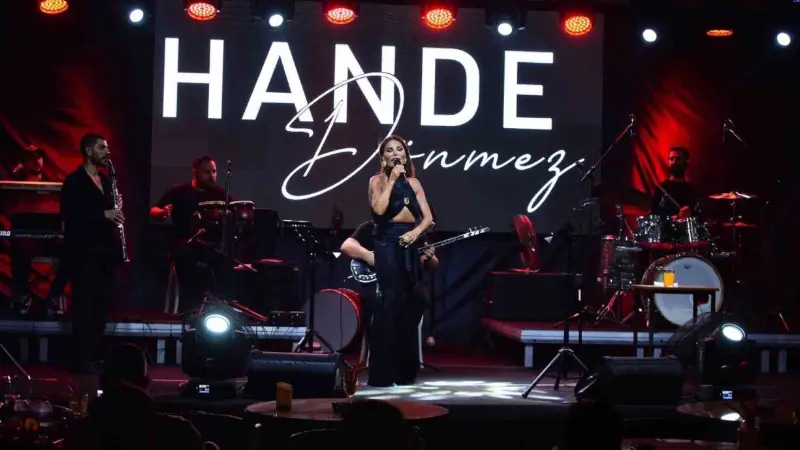 Müzik dünyasının sevilen ismi Bodrum’da hayranlarına unutulmaz bir gece yaşattı Müzik dünyasının sevilen ismi Hande Dönmez, Bodrum Azka Otel’de verdiği