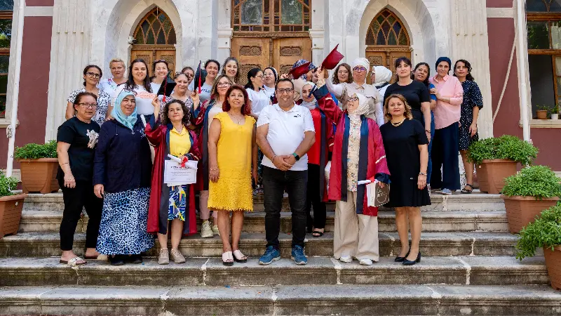 Olgunlaşma Enstitüsü Öğrencileri Mezuniyet Coşkusunu Yaşadı Moda Tasarım Teknolojileri Alanı’nda iki yıllık eğitimlerini başarıyla tamamlayan öğrenciler,