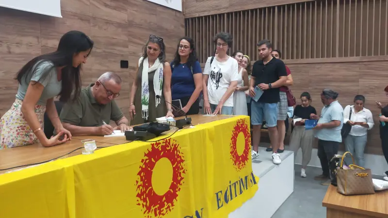 Şair Şükrü Erbaş Muğlalılarla Buluştu Usta şair Şükrü Erbaş, Eğitim Sen Muğla Şubesi’nin düzenlediği “Haziran