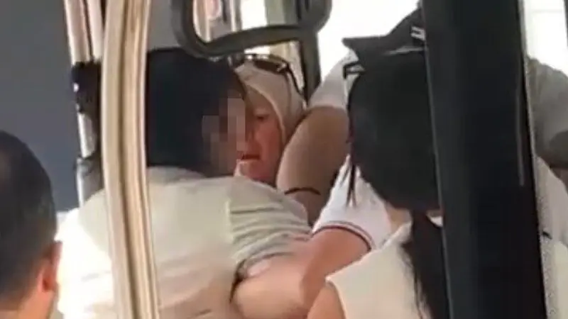 Denizli’de 2 yaşındaki kızıyla birlikte halk otobüsüne binen tesettürlü kadına