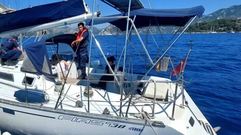 Yelkenli teknede 2 göçmen kaçakçısı ve 38 düzensiz göçmen yakalandı Muğla’nın Marmaris ilçesi açıklarında Yelkenli tekne içinde 2 göçmen kaçakçılığı