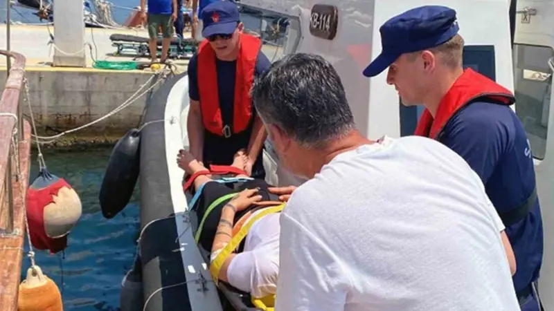 Muğla’nın Bodrum ilçesi açıklarında seyreden yelkenli teknede rahatsızlanan vatandaş, Sahil