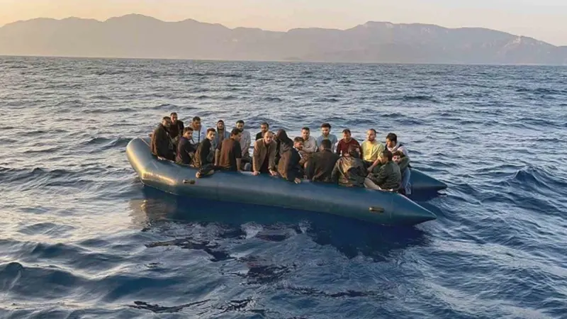 Yunanistan’ın geri ittiği 21 düzensiz göçmen kurtarıldı Muğla’nın Datça ilçesinde Yunanistan sahil güvenlik unsurları tarafından lastik botlar