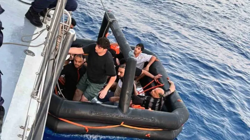 Yunanistan’ın geri ittiği can salında bir göçmen kaçakçılığı şüphelisi yakalandı Muğla’nın Marmaris ilçesi açıklarında can salları içinde 21 düzensiz göçmen