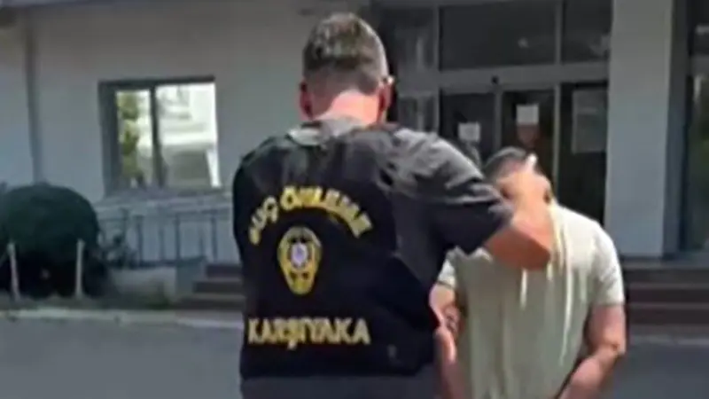 İzmir’in Karşıyaka ilçesinde uyuşturucu ticareti yapılan eve koçbaşıyla kapıyı kırarak