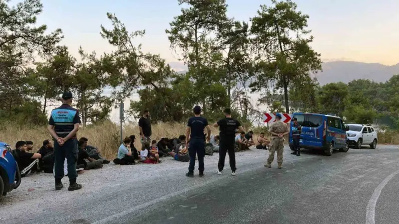 Muğla'nın Marmaris ilçesi Hisarönü Koyu'nda gerçekleştirilen operasyonda, 3'ü çocuk 22