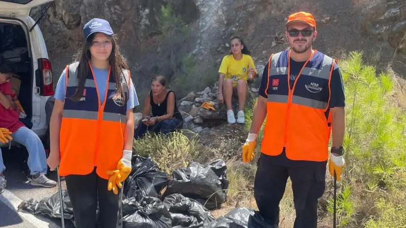 AFAD Bodrum gönüllüleri, Yalıçiftlik-Etrim yolunda biriken atıkları temizleyerek 70 torba