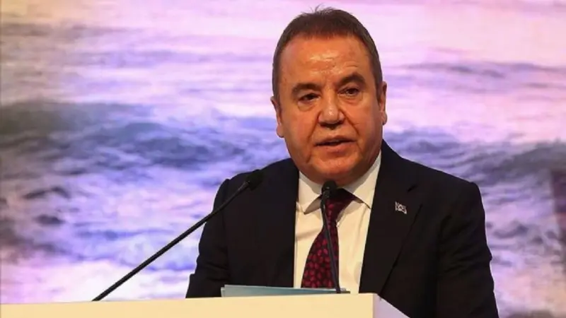 Antalya Büyükşehir Belediye Başkanı Böcek tutuklandı Antalya Cumhuriyet Başsavcılığının "rüşvet" soruşturması kapsamında gözaltına alınan Antalya Büyükşehir