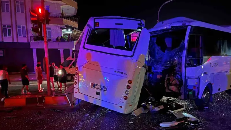 Antalya'nın Serik ilçesinde D400 Karayolu üzerinde üç midibüsün karıştığı zincirleme