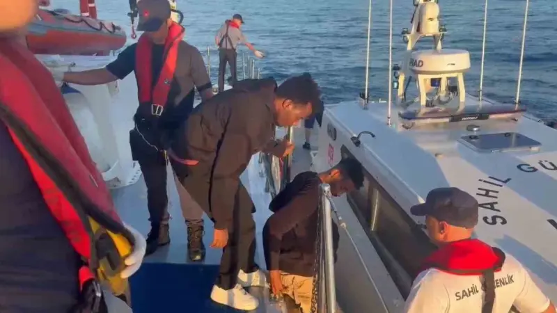 Muğla’nın Bodrum ilçesi açıklarında 19 düzensiz göçmen yakalandı.