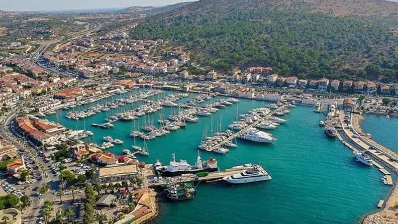 Türkiye’nin gözde turizm merkezlerinden İzmir’in Çeşme ilçesi, yaz sezonunda artan