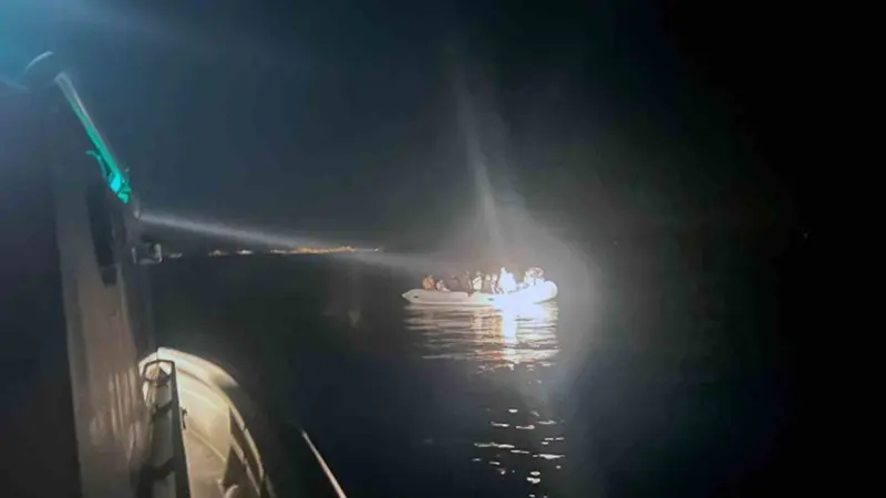 Datça açıklarında 22 düzensiz göçmen kurtarıldı Muğla’nın Datça ilçesi açıklarında bindikleri lastik botun arızalanması üzerine sürüklenen