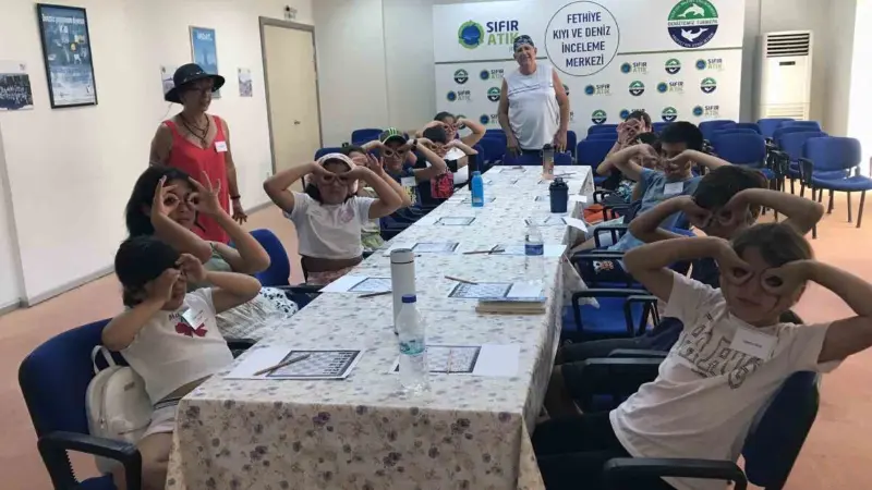 Denizlerin korunması için 110 bin kişiye eğitim verildi DenizTemiz Derneği/TURMEPA’nın Fethiye’ye 2006 yılında kazandırdığı Kıyı ve Deniz İnceleme