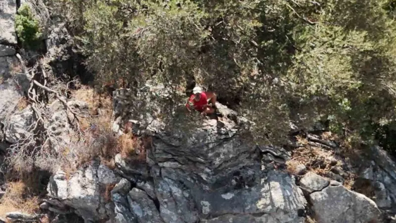 Doğa yürüyüşü yaparken kaybolan Rus turist kurtarıldı Bugün öğle saatlerinde Marmaris'in İçmeler Mahallesi Kızılkum mevkiinde doğa yürüyüşü