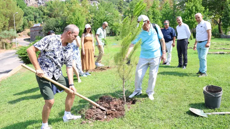 Yıllarını fidanlara adayan Emekli Albay Ali Avsever’den Marmaris’e anlamlı bir