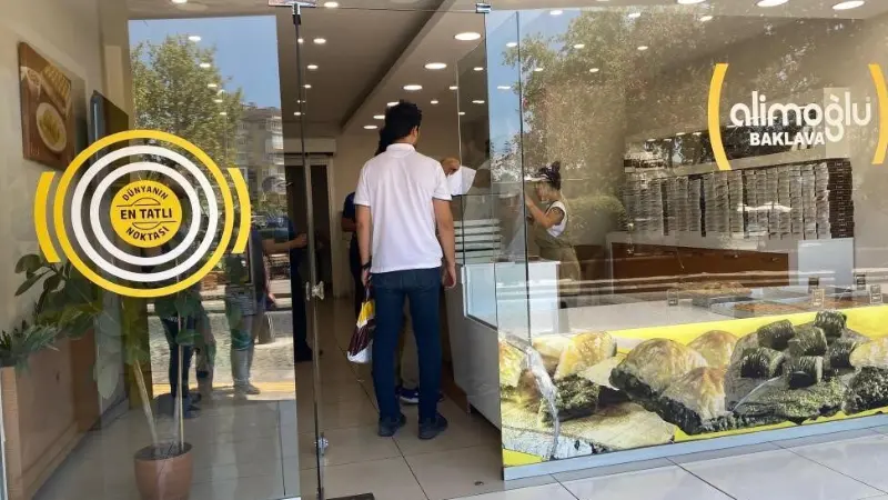 Aydın’da fare görüntüleri ile gündeme gelen baklavacının ürünlerine el konuldu Aydın'ın Efeler ilçesinde bir baklavacının çekmecesinde ve yerlerde fare görüntüleri