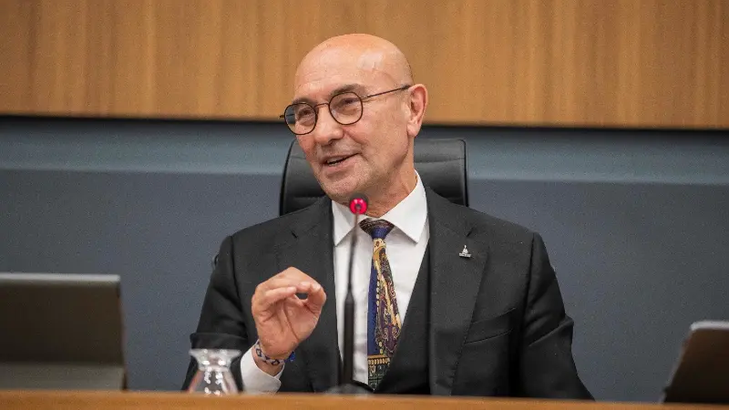 İzmir Büyükşehir Belediyesi’nin eski başkanı Tunç Soyer ve CHP İzmir