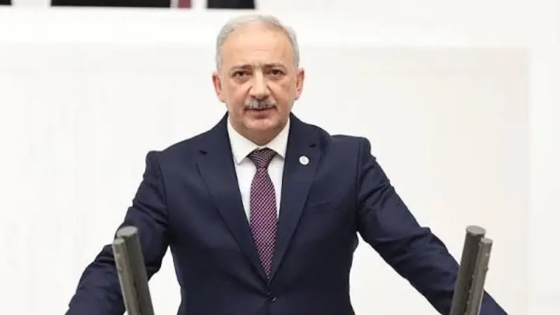 Kadem Mete’den Leman Dergisine Sert Tepki: “Bizim nezdimizde bir paçavra!” Mizah dergisi Leman’da yer alan Hz. Muhammed karikatürü nedeniyle, “dini