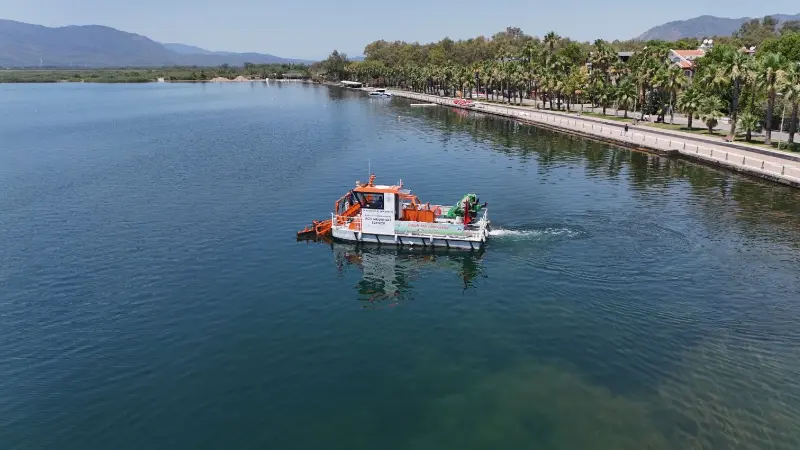 Muğla Büyükşehir Belediyesi, Köyceğiz Gölü ve Dalyan Kanalı’nda yüzey temizliği
