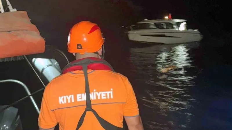 Makine arızası sonucu sürüklenen tekne KIYEM ekiplerince kurtarıldı Muğla’nın Marmaris ilçesi açıklarında makine arızası nedeniyle sürüklenen ve içinde