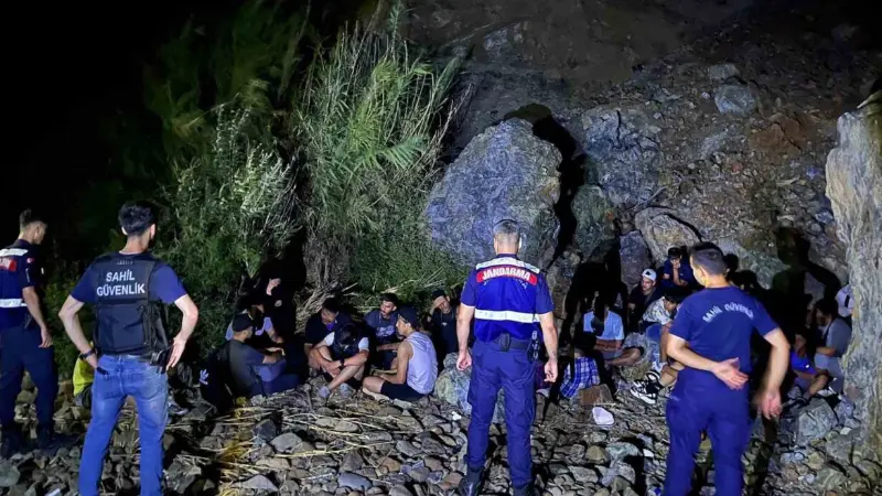 Muğla'nın Marmaris ilçesinde Sahil Güvenlik KOM Timi ve İlçe Jandarma