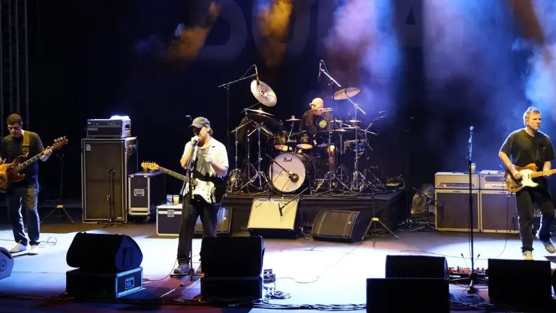 Ünlü rock grubu Duman, Marmaris Amfi Tiyatro’da sahne aldı. Gençlerin