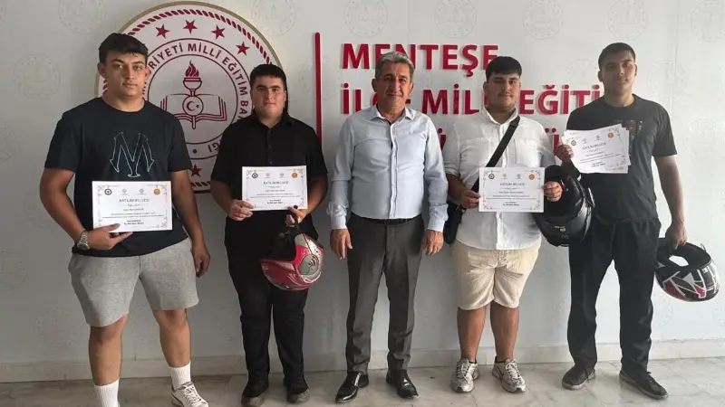 Menteşe İlçe Milli Eğitim Müdürlüğü'nün yürüttüğü 'Kaskom Projesi' kapsamında, motosiklet