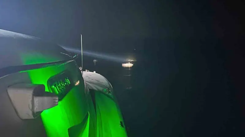 Muğla’nın Milas ilçesi açıklarında seyreden ve içinde düzensiz göçmenlerin bulunduğu